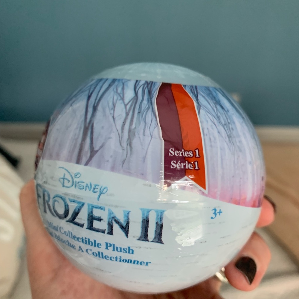Frozen II Mini Collectible plush surprise globe - Picture 2 of 5